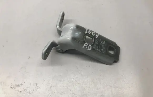 Chevrolet Camaro Front door upper hinge A046057