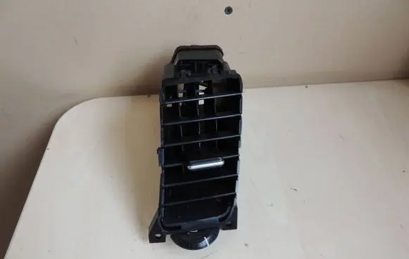 Nissan Primera Dashboard side air vent grill/cover trim A1007034