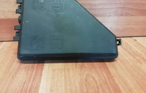 Rover 75 Fuse box cover YQH000140