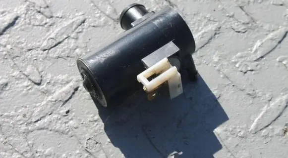 Suzuki Grand Vitara II Windscreen/windshield washer pump