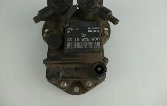 Mercedes-Benz E W124 Ignition amplifier control unit 0095450132
