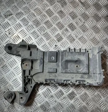 Volkswagen PASSAT B6 Battery tray 1K0915333