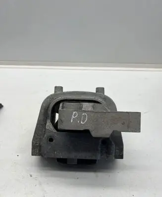 Volkswagen PASSAT B8 Engine mount bracket 782215145182 3Q0199262J