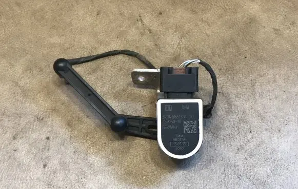 BMW 5 F10 F11 Air suspension front height level sensor 6861351