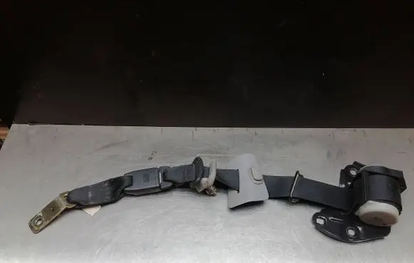 Subaru Impreza II Middle seatbelt (rear) 