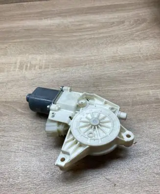 Mercedes-Benz C W204 Front door window regulator motor A2048200142 0130822503