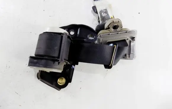 Subaru Impreza II Middle seatbelt (rear) 