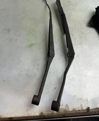 Subaru Legacy Front wiper blade arm 545