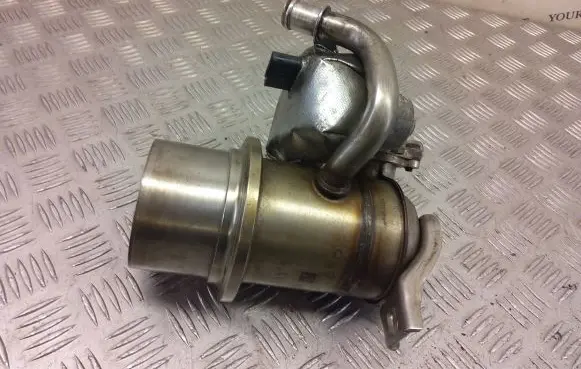 Audi Q3 8U EGR valve cooler 04L131512D Y2392011
