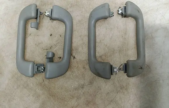 Toyota Avensis T270 A set of handles for the ceiling L1020373
