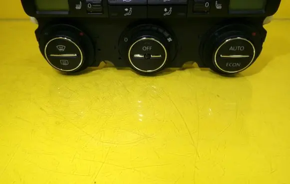 Volkswagen Touran I Climate control unit 