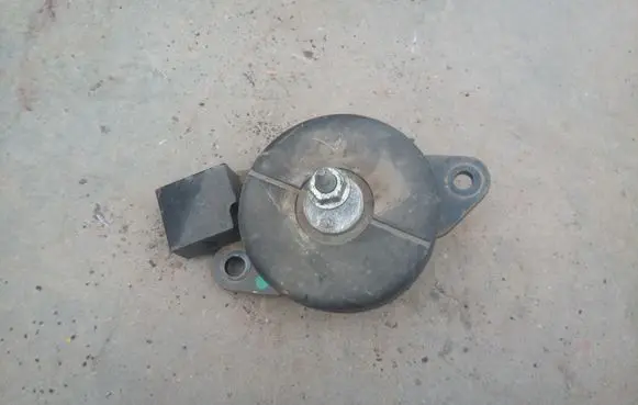 Nissan Leaf I (ZE0) Engine mount bracket