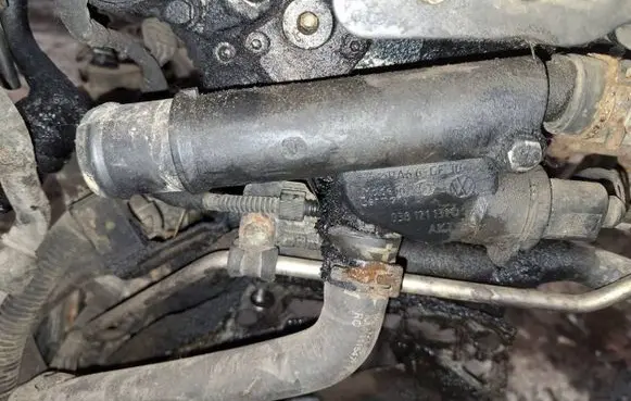 Volkswagen PASSAT B6 Engine coolant pipe/hose 038121132d
