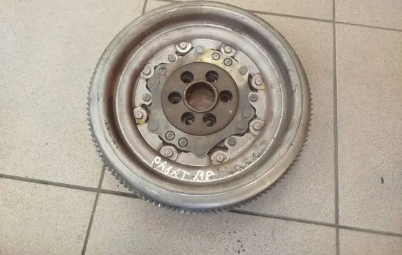 Volkswagen PASSAT B8 Dual mass flywheel 415074409
