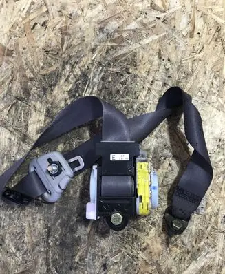 Mazda MPV Front seatbelt L081