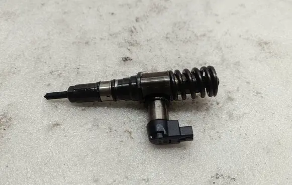 Volkswagen PASSAT B6 Fuel injector 03G130073S