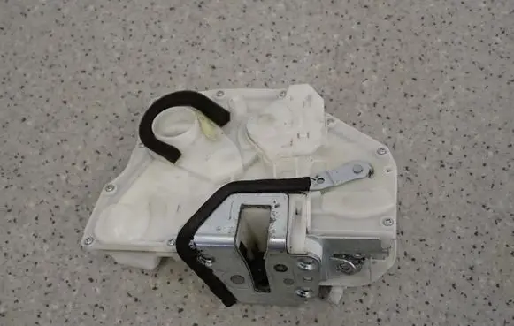 Suzuki SX4 Rear door lock 