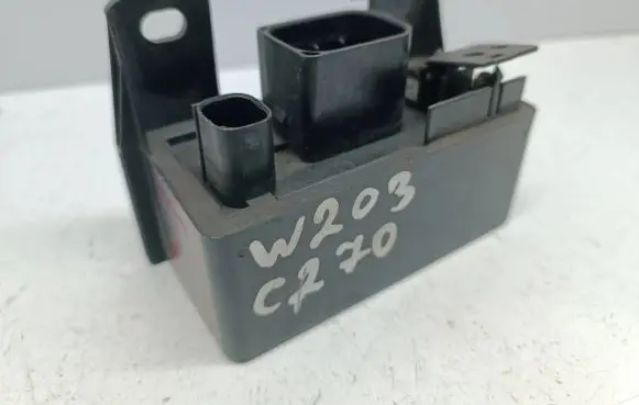 Mercedes-Benz C W203 Glow plug pre-heat relay 0005453616 A0005453616 A0195456932