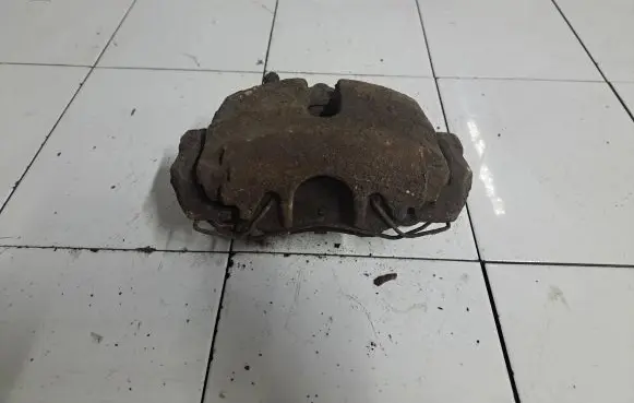 Volkswagen Jetta V Front brake caliper