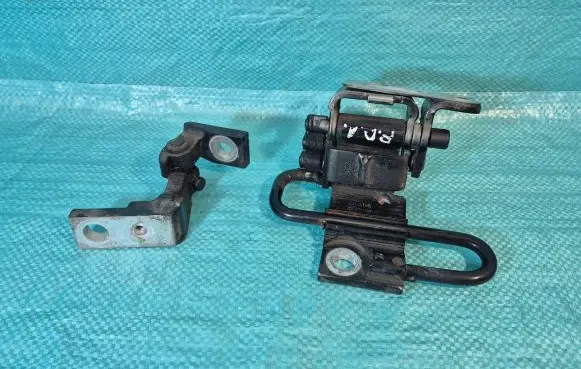 Audi A6 S6 C6 4F Front door lower hinge 8E0831412E