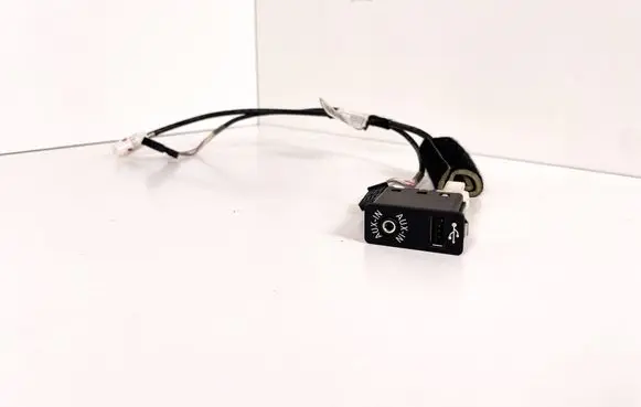 BMW 3 E92 E93 AUX in-socket connector 9237653 3D076117 9187009
