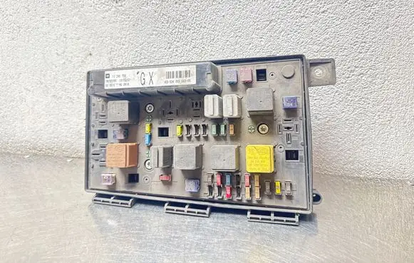 Opel Zafira B Fuse module 13206750 5DK00866808