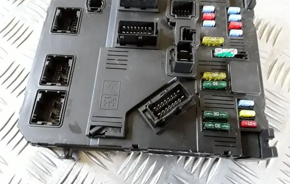Peugeot 407 Fuse module 9055708380 BSIS0200