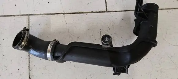Volkswagen Jetta VI Intercooler hose/pipe 1K0145770AE