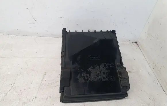 Volkswagen PASSAT B6 Fuse box cover 1K0937132F
