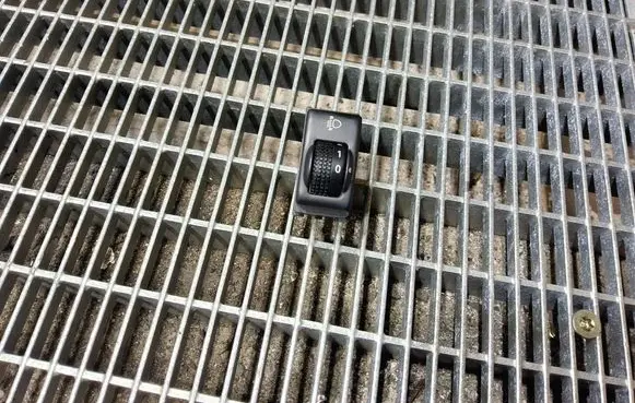 Nissan Elgrand Headlight level height control switch