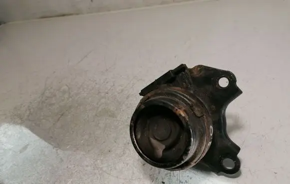 Honda CR-V Engine mount bracket