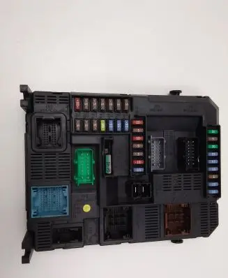 Peugeot 208 Fuse module E1064160 9678355980