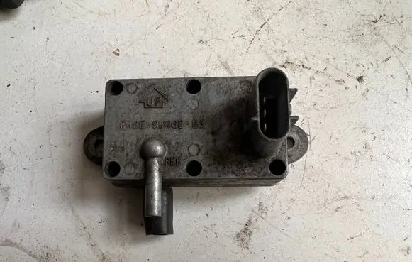 Ford Mondeo MK II Air pressure sensor F48E9J460BB
