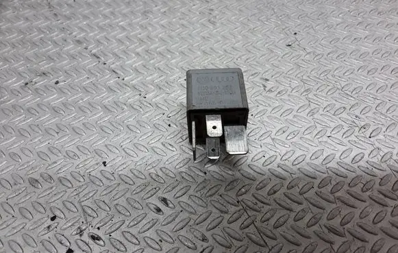 Volkswagen PASSAT B5 Other relay 8D0951253