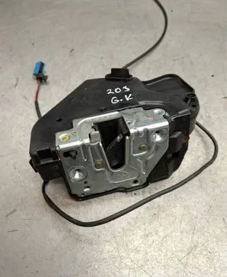 Mercedes-Benz C W203 Rear door lock 2037300135