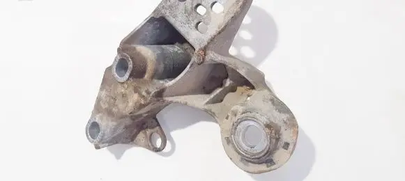 Engine mounting bracket