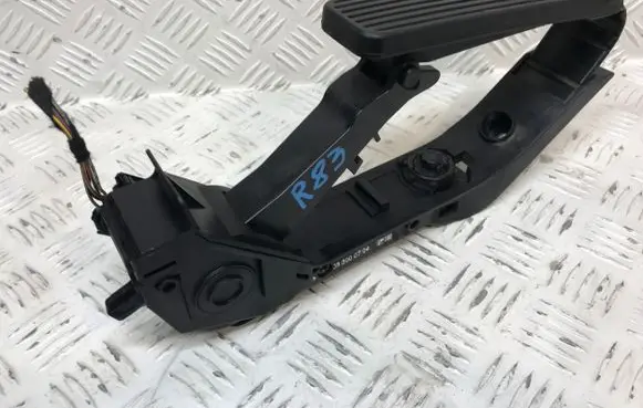 Mercedes-Benz CLK A209 C209 Accelerator throttle pedal A2033000704