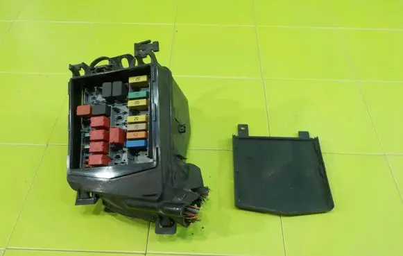 Fiat 500 Fuse box set 51807674 BEZPIECZNIKOW