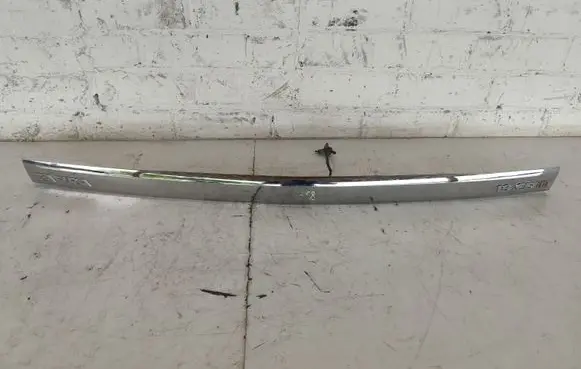 Opel Zafira B Trunk door license plate light bar 316053479