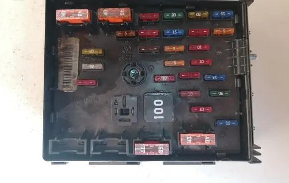Volkswagen PASSAT B6 Fuse module 3C0937125A