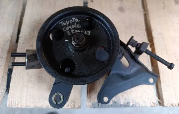 Toyota Corolla E110 Power steering pump
