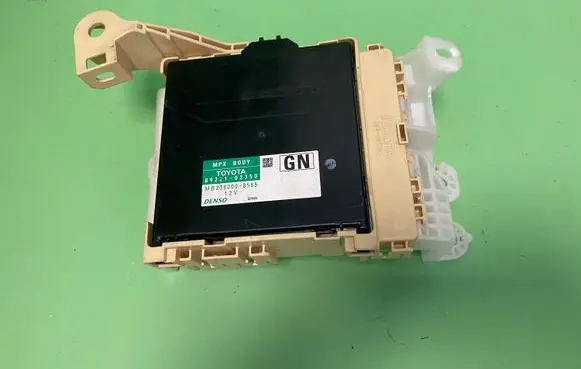 Toyota Auris E180 Fuse module 8273012X70 8922102350