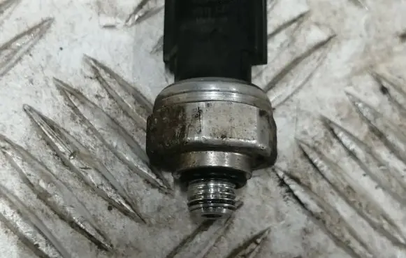 Nissan X-Trail T32 Air conditioning (A/C) pressure sensor 42CP811 H511CZ7