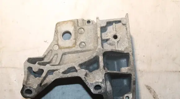 Volvo S60 Engine mounting bracket