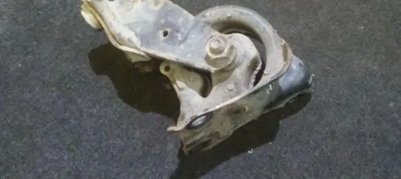 Honda Civic Engine mount bracket