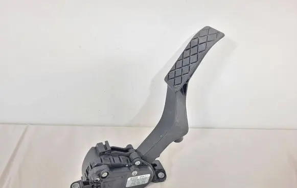 Accelerator throttle pedal