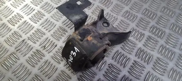 Mazda 626 Engine mount bracket