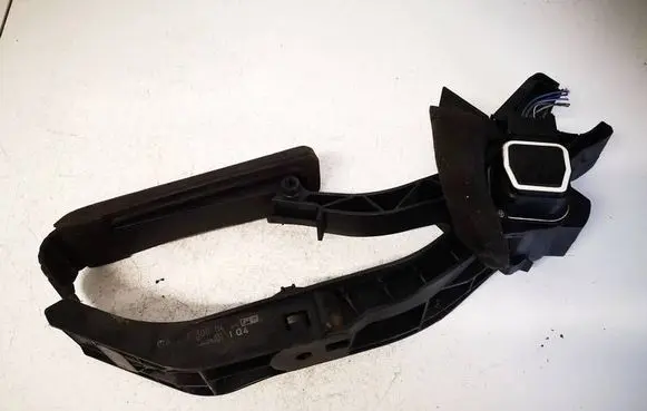 Mercedes-Benz E W211 Accelerator throttle pedal A2113000404