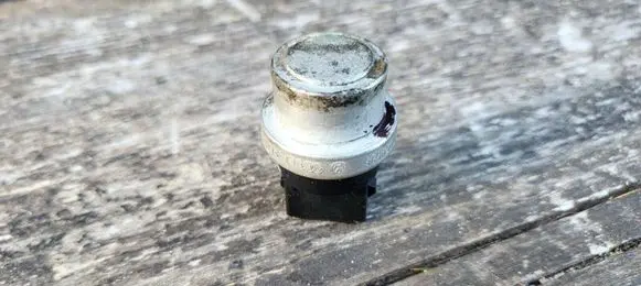 Volkswagen PASSAT B5 Coolant temperature sensor 1h0959625