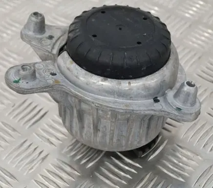 Mercedes-Benz C W205 Engine mount bracket